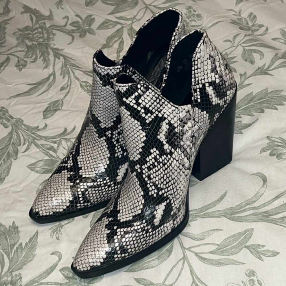 6.5 🤍 Naturalizer Women’s Rosetta Ankle/Bootie Boot in Alabaster Snake